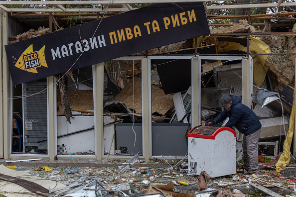 Un kiosque détruit à la suite d'une attaque de drone à Odessa le 10 novembre 2024, dans le cadre de l'invasion russe en Ukraine. (OLEKSANDR GIMANOV/AFP via Getty Images)