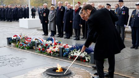 Emmanuel Macron et le Premier ministre britannique commémorent ensemble le 11 novembre à Paris