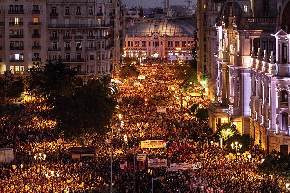 Des dizaines de milliers de personnes ont manifesté leur colère samedi 9 novembre 2024 à Valence contre la classe politique pour sa gestion des inondations qui ont fait au moins 220 morts dans le sud-est de l'Espagne la semaine dernière. (Photo David Ramos/Getty Images)