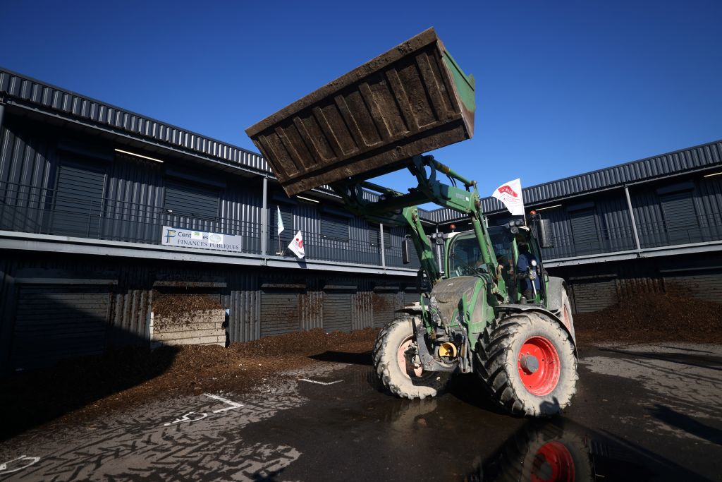 Mercosur : des agriculteurs déverse des déchets devant le centre des impôts de Tarascon