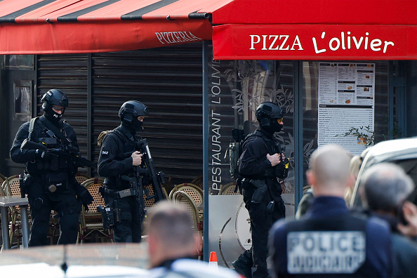 Issy-les-Moulineaux : l'homme retranché dans une pizzeria arrêté, ses otages libérés