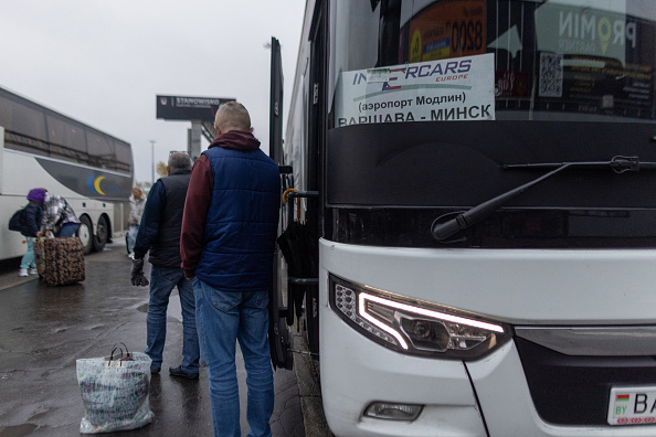 "C'est beaucoup de stress" : ces Ukrainiens qui font des allers-retours entre l'Europe et les territoires occupés