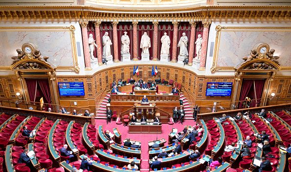 Immigration : le Sénat réduit le budget de l’aide médicale d’État de 200 millions d’euros