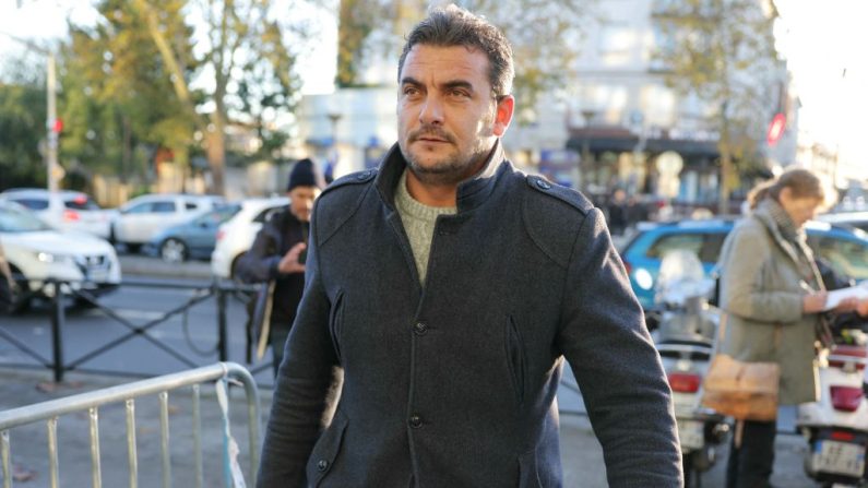 Ercan Yakut, un parent des victimes, arrive au palais de justice de Melun, le 20 novembre 2024, pour le procès de l'acteur et humoriste français Pierre Palmade. (THOMAS SAMSON/AFP via Getty Images)