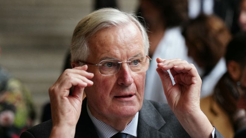 Le Premier ministre Michel Barnier s'adressant à la presse lors d'une visite à la « Maison des Femmes de l'Assistance Publique - Hopitaux de Paris » à Paris, le 25 novembre 2024 (DIMITAR DILKOFF/POOL/AFP via Getty Images)