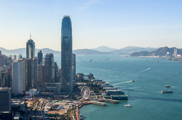 Cette photo montre une vue générale du quartier central des affaires (à gauche) et du port de Victoria à Hong Kong, le 26 novembre 2024.  (Photo MLADEN ANTONOV/AFP via Getty Images)