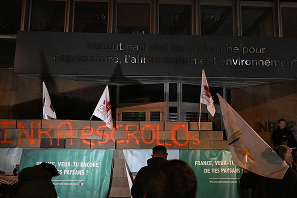 Plus d'une centaine d'agriculteurs érigent un mur devant l'institut Inrae à Paris