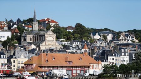 Parade de Noël à Trouville : 13 blessés après la chute d’un char « oiseau » sur la foule