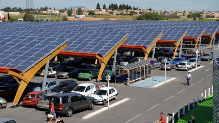 Pour respecter la loi, de nombreuses villes installent des panneaux photovoltaïques sur ombrières sur leurs parkings