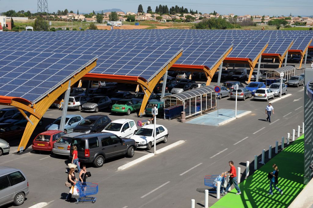 Pour respecter la loi, de nombreuses villes installent des panneaux photovoltaïques sur ombrières sur leurs parkings