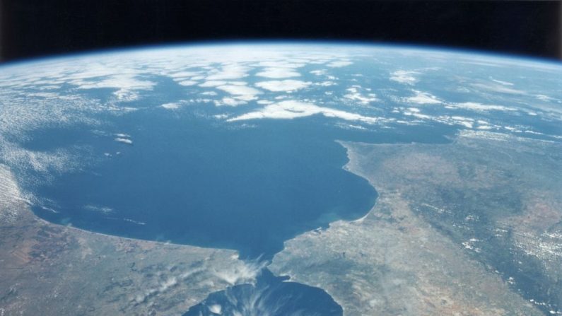 Il n'y a qu'une dizaine de kilomètres d'eau entre les deux pays au point le plus étroit du détroit.(Space Frontiers/Getty Images)