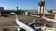 Un passager tente d’ouvrir la porte d’un avion en plein vol, des passagers le scotchent pour le neutraliser