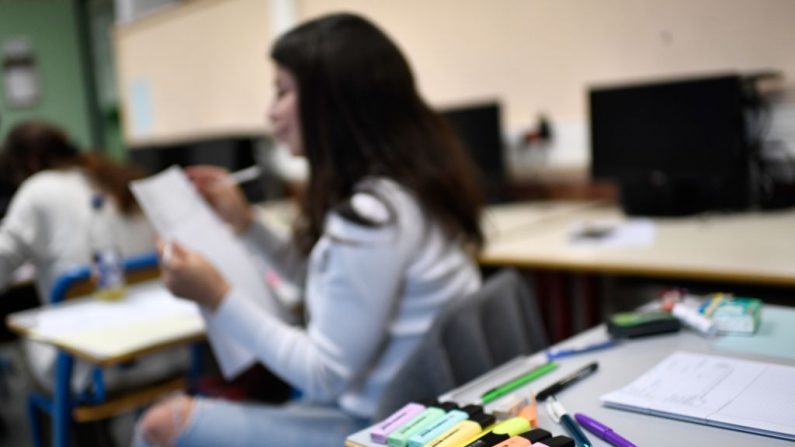 Une lycéenne attend de commencer une dissertation de philosophie de 4 heures, qui donne le coup d'envoi de l'examen du bac, le 18 juin 2018, au lycée Maurice Ravel à Paris. (Photo : STEPHANE DE SAKUTIN/AFP via Getty Images)