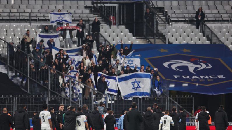 Dans un Stade de France aux trois-quarts vide et protégé par un dispositif de sécurité exceptionnel, l'équipe de France a obtenu son billet pour les quarts de finale de la Ligue des nations après un triste nul face à Israël (0-0), jeudi. (Photo : FRANCK FIFE/AFP via Getty Images)