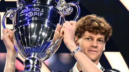 Jannik Sinner a reçu le trophée de n°1 mondial, remis en fin de saison