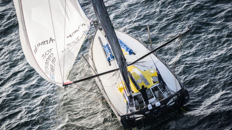 Jean Le Cam (Tout commence en Finistère – Armor-Lux) a repris lundi la tête de la 10e édition du Vendée Globe avec une courte avance sur ses poursuivants. (Photo : LOIC VENANCE/AFP via Getty Images)