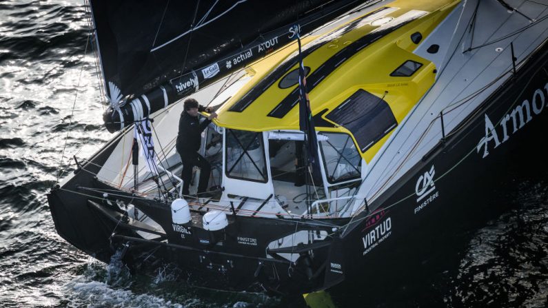 Jean Le Cam ( Armor-Lux), en choisissant de poursuivre sur sa route à l'est en descendant plein sud le long des côtes africaines quand la quasi totalité de la flotte se recalait à l'ouest, est parvenu à rester en tête du Vendée Globe au classement de 07h00 (GMT+1) dimanche. (Photo : LOIC VENANCE/AFP via Getty Images)