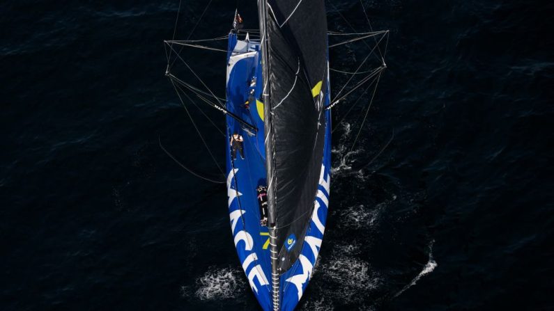 Charlie Dalin (Macif Santé Prévoyance) emmène toujours lundi soir un groupe de neuf skippeurs en direction du cap de Bonne Espérance (Afrique du sud) dont les positions n'ont pas changé. (Photo : LOIC VENANCE/AFP via Getty Images)