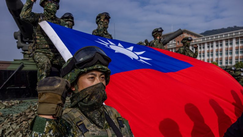 Les forces armées taïwanaises organisent deux jours d'exercices de routine pour montrer qu'elles sont prêtes au combat avant les vacances du Nouvel An lunaire dans une base militaire à Kaohsiung, à Taïwan, le 11 janvier 2023. (Annabelle Chih/Getty Images)