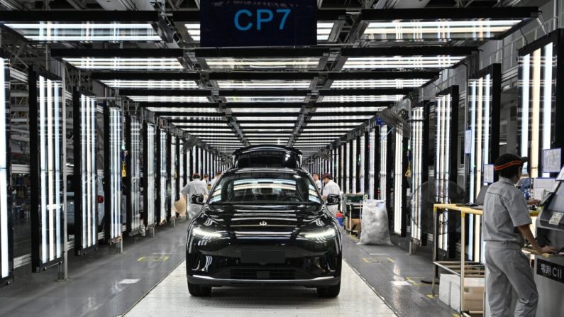 Des employés travaillent sur une chaîne de production de véhicules électriques dans une usine de Jinhua, dans la province chinoise du Zhejiang, le 18 septembre 2024. (Adek Berry/AFP via Getty Images)