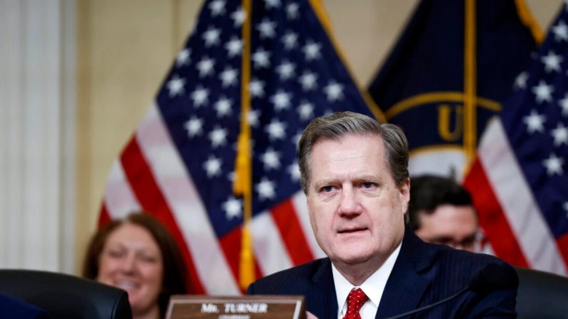 Le président de la commission du renseignement de la Chambre américaine des représentants, Mike Turner (Parti républicain de l'Ohio), s'exprime au Cannon Office Building à Washington, le 12 mars 2024. (Anna Moneymaker/Getty Images)