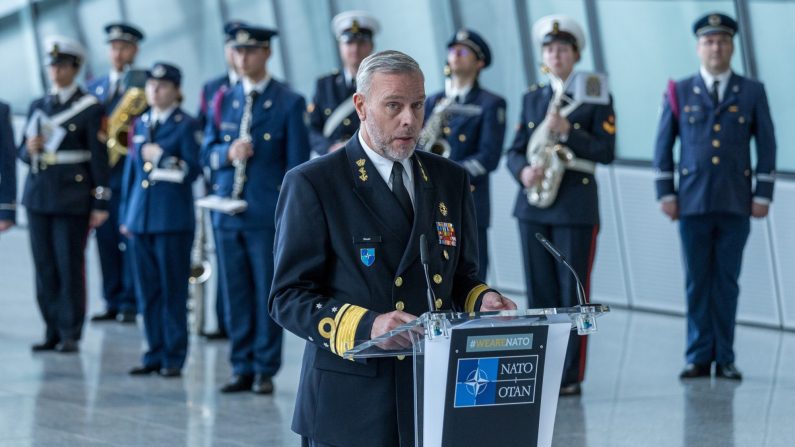 Le président du Comité militaire de l'OTAN, l'amiral Rob Bauer, prononce un discours lors des célébrations du 75e anniversaire de l'Alliance au siège de l'OTAN, le 4 avril 2024 à Bruxelles (Belgique). (Omar Havana/Getty Images)