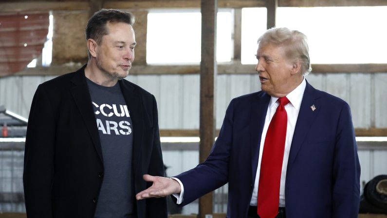 Le candidat républicain à l'élection présidentielle, l'ancien président Donald Trump, tend la main à Elon Musk en coulisses lors d'un meeting de campagne au Butler Farm Show grounds, à Butler, en Pennsylvanie, le 5 octobre 2024. (Anna Moneymaker/Getty Images)