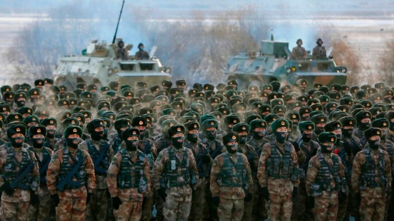 Des soldats de l'Armée populaire de libération de Chine se rassemblent lors d'un entraînement militaire dans les montagnes Pamir à Kashgar, dans la région du Xinjiang (nord-ouest de la Chine), le 4 janvier 2021. (Photo STR/AFP via Getty Images)