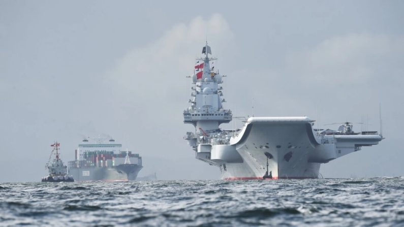 Le porte-avions chinois Liaoning (à dr.) arrive dans les eaux de Hong Kong le 7 juillet 2017. (Anthony Wallace/AFP via Getty Images)