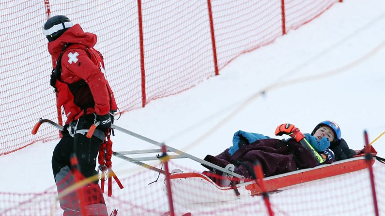 A quelques secondes de pouvoir s'offrir une 100e victoire symbolique, l'Américaine Mikaela Shiffrin a lourdement chuté lors du géant de Coupe du monde de ski alpin de Killington samedi. (Photo : Sarah Stier/Getty Images)