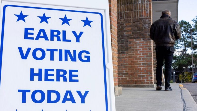 Des électeurs se rendent aux urnes à l'extérieur de Farmington, dans le Michigan, le 26 octobre 2024. (John Fredricks/Epoch Times)