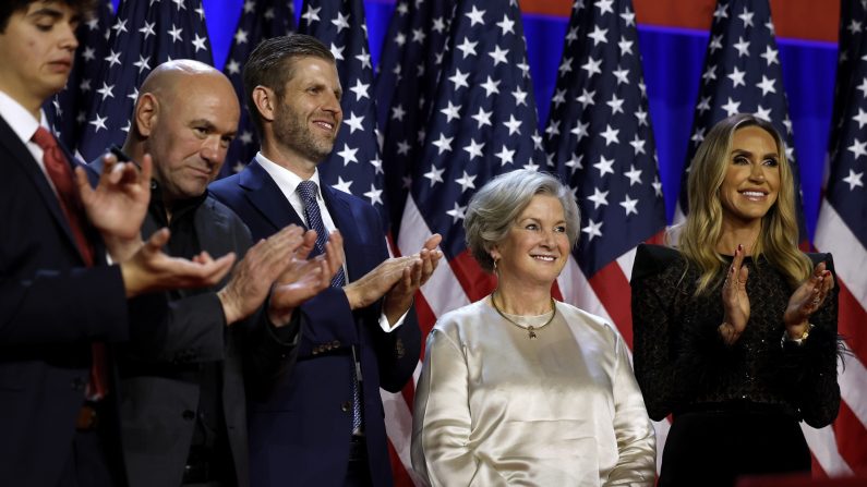 Susie Wiles (2e à dr.), conseillère principale de la campagne du candidat républicain à la présidence, l'ancien président des États-Unis Donald Trump, est récompensée pour son travail lors d'une soirée électorale au Palm Beach Convention Center, le 6 novembre 2024 à West Palm Beach, en Floride. (Chip Somodevilla/Getty Images)