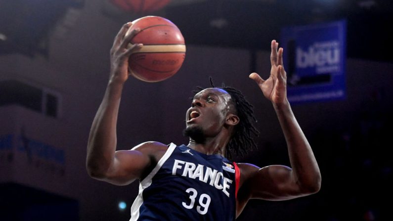 Les Bleus ont peiné pour le premier match à sa tête de Frédéric Fauthoux, avant de battre  la modeste sélection chypriote (75-59), jeudi à Nicosie, pour poursuivre son sans-faute en qualifications de l'Euro-2025. (Photo : GAIZKA IROZ/AFP via Getty Images)