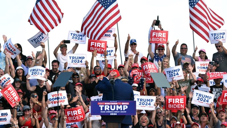 L'ancien président américain et candidat républicain à la présidence Donald Trump face à des supporters alors qu'il s'exprime lors d'un événement de campagne à Racine, dans le Wisconsin, le 18 juin 2024. (JIM WATSON/AFP via Getty Images)