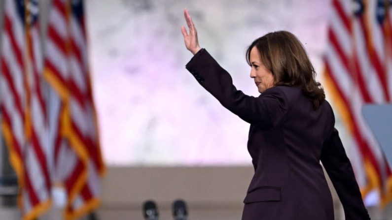 La candidate démocrate à l'élection présidentielle Kamala Harris salue ses partisans alors qu'elle quitte la scène après avoir prononcé son discours à l'université Howard à Washington, le 6 novembre 2024. (Saul Loeb/AFP via Getty Images)