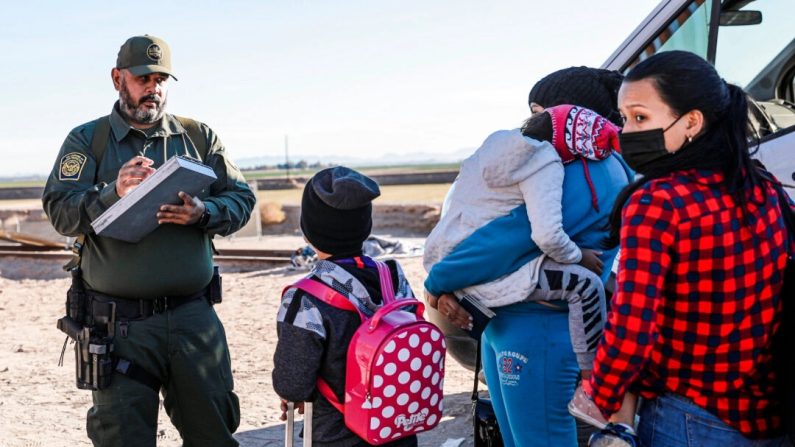 Un agent de la patrouille frontalière avec des immigrants illégaux à Yuma en Arizona, le 10 décembre 2021. (Charlotte Cuthbertson/Epoch Times)