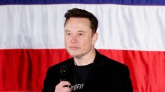 Les poursuites concernant les chèques d’1 million de dollars d’Elon Musk suspendues après une procédure judiciaire