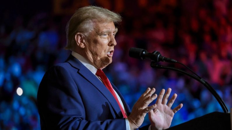 L'ancien président Donald Trump s'exprime lors d'un rassemblement de campagne à la Williams Arena du Minges Coliseum à Greenville, en Caroline du Nord, le 21 octobre 2024. (Win McNamee/Getty Images)