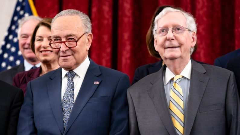 (De g. à dr.) Le leader de la majorité au Sénat Chuck Schumer (D-N.Y.) et le leader de la minorité au Sénat Mitch McConnell (R-Ky.) au Capitole des États-Unis le 10 juillet 2024. (Bonnie Cash/Getty Images)