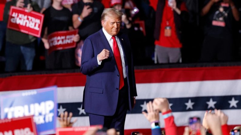 L'ancien président des États-Unis et candidat républicain à la présidence Donald Trump monte sur scène lors d'un meeting de campagne au Van Andel Arena à Grand Rapids, dans le Michigan, le 5 novembre 2024. (KAMIL KRZACZYNSKI/AFP via Getty Images)