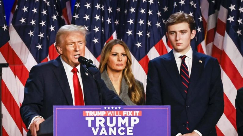 Le président élu Donald Trump est rejoint par sa femme Melania Trump et son fils Barron Trump alors qu'il s'adresse à ses partisans après avoir remporté l'élection présidentielle, à West Palm Beach (Floride), le 6 novembre 2024. John Fredricks/Epoch Times