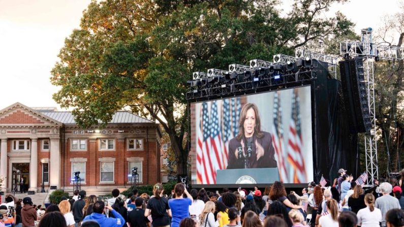 Des supporteurs de la vice-présidente Kamala Harris, candidate démocrate à l'élection présidentielle, écoutent son discours de concession à l'université Howard de Washington, le 6 novembre 2024. (Madalina Vasiliu/Epoch Times)