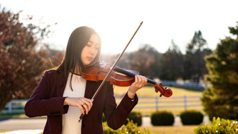 Nika Zhang, premier violon de Shen Yun Performing Arts, à Middletown, N.Y., le 19 novembre 2024. (Samira Bouaou / Epoch Times)

