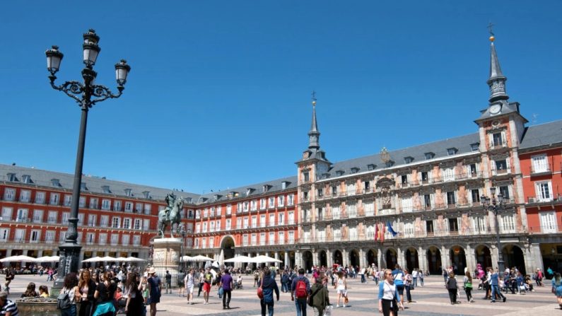 La Plaza Mayor de Madrid, une place pavée, a été le théâtre de siècles d'histoire, des corridas aux célébrations du carnaval en passant par les événements macabres de l'Inquisition. (Cameron Hewitt, Rick Steves' Europe)