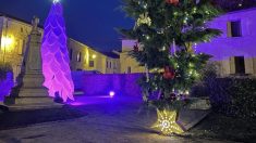 À Pomport en Dordogne, la municipalité installe un sapin de Noël à l’envers sur la place du village en soutien aux agriculteurs