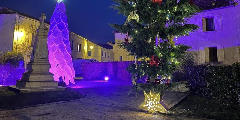 À Pomport en Dordogne, la municipalité installe un sapin de Noël à l'envers sur la place du village en soutien aux agriculteurs