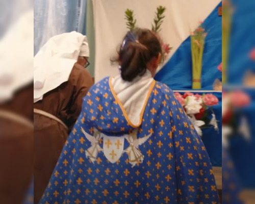 Pour fêter la Toussaint à Cholet (Maine-et-Loire), Hedwige confectionne des costumes de saints. (Capture d’écran Instagram Costume ta foi)