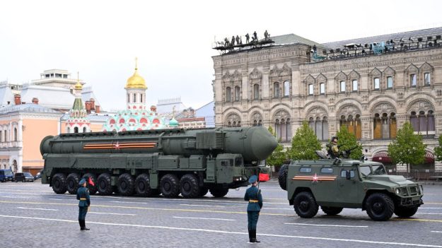 La Russie a tiré pour la première fois un missile intercontinental sur l’Ukraine et dit faire tout pour éviter un conflit nucléaire