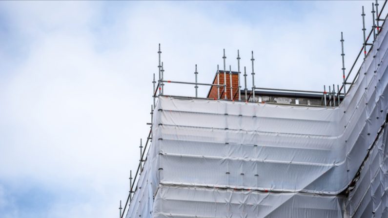 Le vent s'est engouffré dans la bâche et a fait chuter la structure. (Photo : Jevanto Productions/Shutterstock)