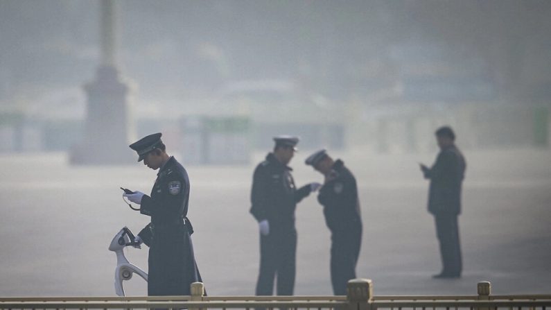 Des policiers sur la place Tiananmen à Pékin le 8 mars 2013. (Feng Li/Getty Images)